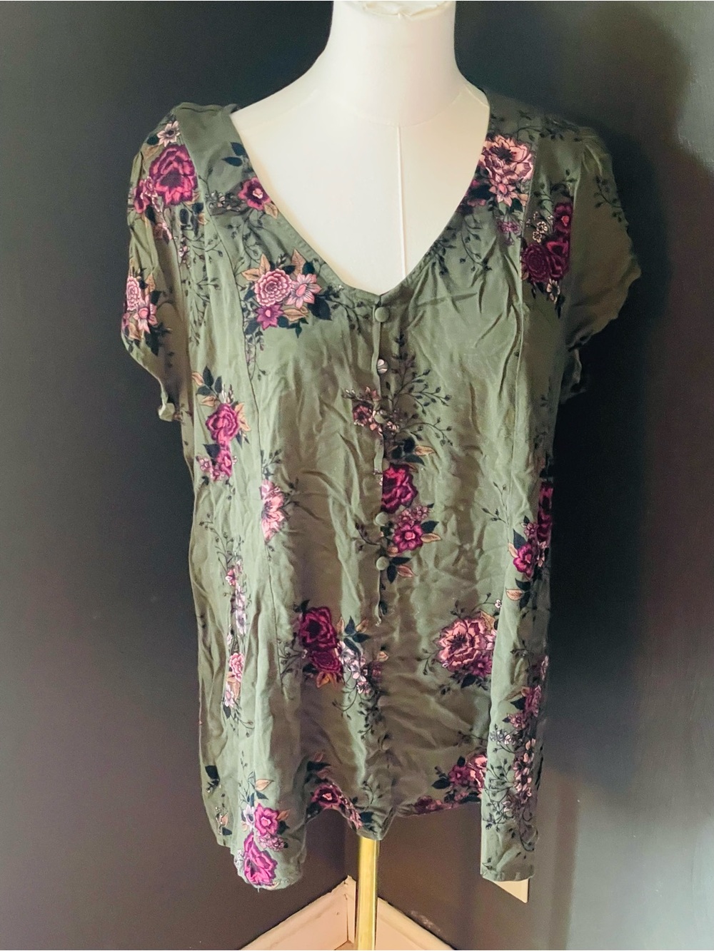 Torrid Olive Green Floral Button-Front V-Neck Blouse - Size 2 (Plus Size 2X)